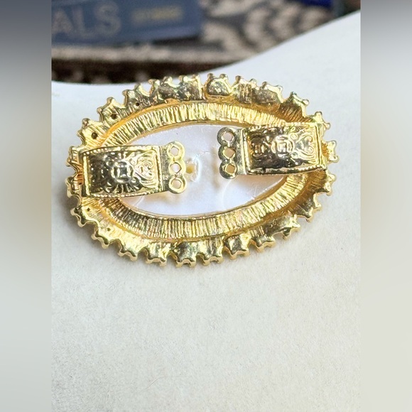 Vintage Gold Tone Oval Faux Pearl Rhinestone Brooch Pin Classic Costume Jewelry - Picture 6 of 6
